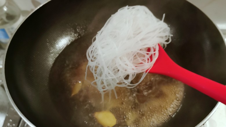 韭菜豆芽炒粉丝,放入300克清水烧开,放入粉丝。