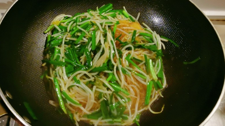 韭菜豆芽炒粉丝,韭菜断生后,关火出锅。