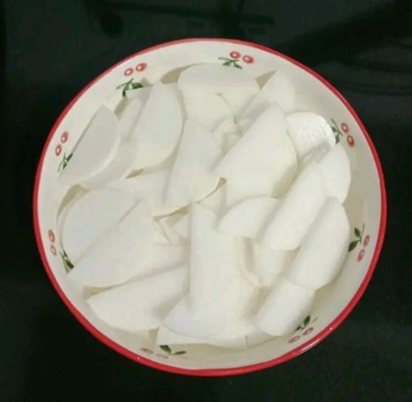 芹菜萝卜炒牛肉,<a style='color:red;display:inline-block;' href='/shicai/ 24'>萝卜</a>去皮切片