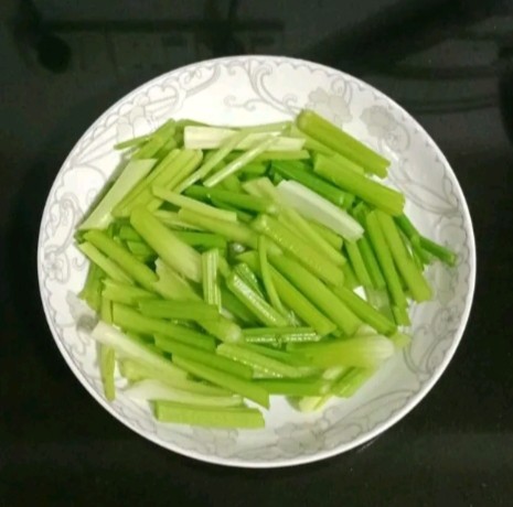 芹菜萝卜炒牛肉,<a style='color:red;display:inline-block;' href='/shicai/ 125'>芹菜</a>摘去叶子切断