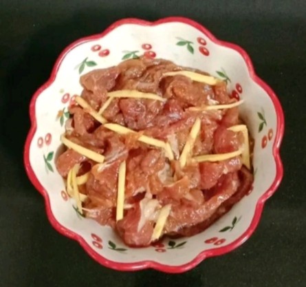 芹菜萝卜炒牛肉,搅拌均匀腌制十五分钟