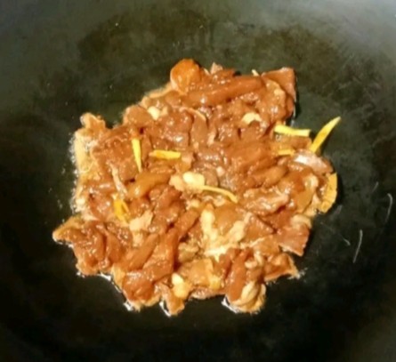 芹菜萝卜炒牛肉,热锅下油，倒入牛肉炒熟装盘待用