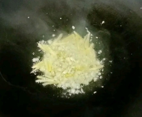 芹菜萝卜炒牛肉,再热锅下油，放入姜丝蒜末爆香