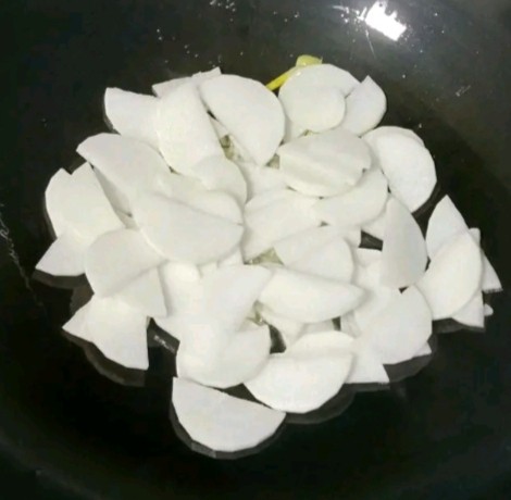 芹菜萝卜炒牛肉,倒入萝卜