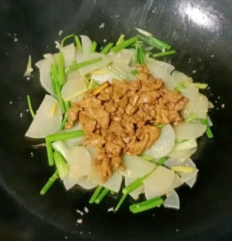 芹菜萝卜炒牛肉,倒入牛肉翻炒均匀即可