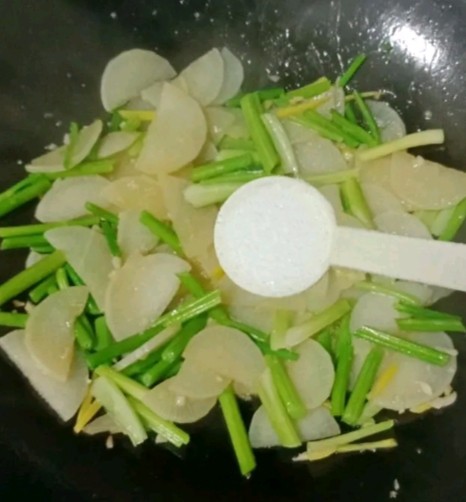 芹菜萝卜炒牛肉,加入少许盐