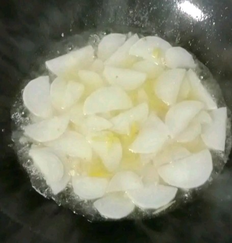 芹菜萝卜炒牛肉,加入适量清水滚煮