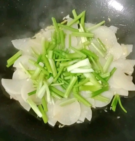 芹菜萝卜炒牛肉,放入芹菜翻炒