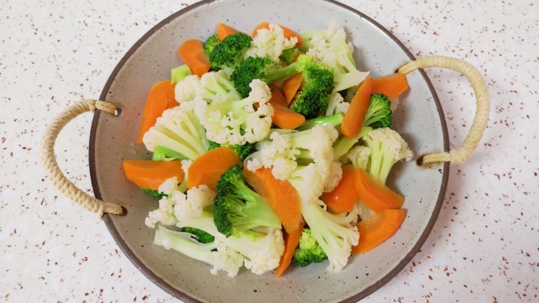 杂炒蔬菜,控一下水分备用。