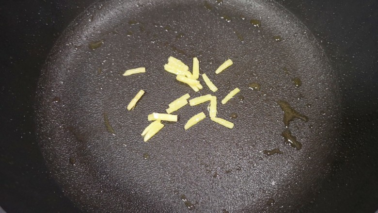 糖醋鸡蛋,煎鸡蛋的平底锅不用放油,下入姜丝炒出香味。