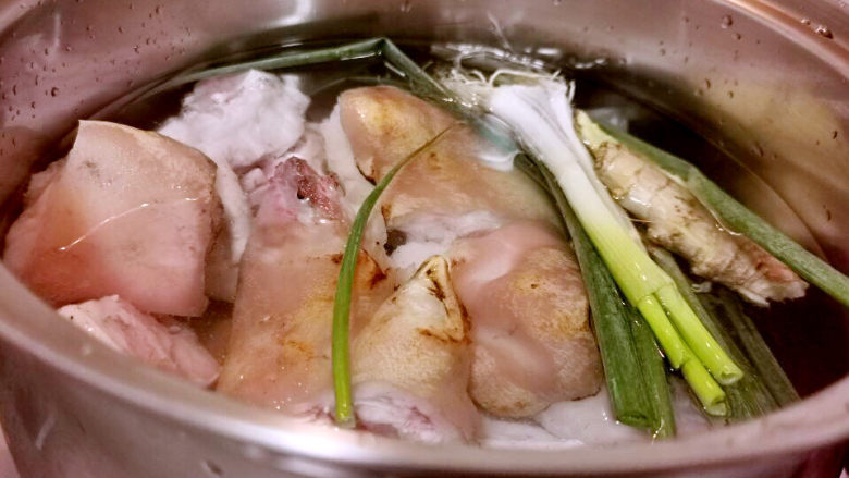 莲藕炖猪蹄,锅中加入清水,浸过所有材料,再来一勺料酒,大火烧开,改小火炖