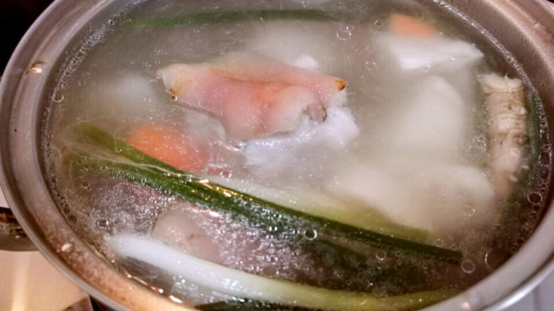 莲藕炖猪蹄,莲藕与胡萝卜也加入猪蹄中,一起炖煮40分钟