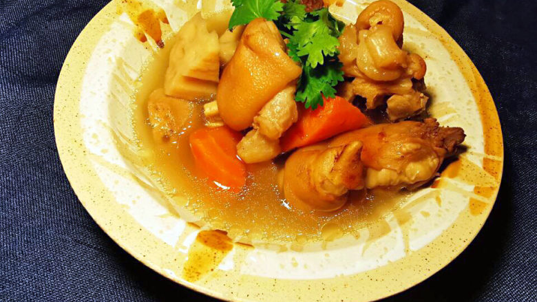 莲藕炖猪蹄,原汁原味上桌,可备些姜醋汁当蘸酱,味道更赞