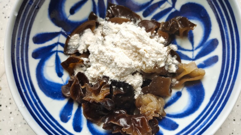 杂炒蔬菜,泡发好的<a style='color:red;display:inline-block;' href='/shicai/ 233'>木耳</a>去蒂洗净撕成小朵,加一勺面粉,再浸泡五分钟左右