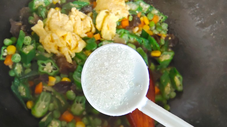 杂炒蔬菜,加少许细砂糖带出鲜味,翻炒均匀即可