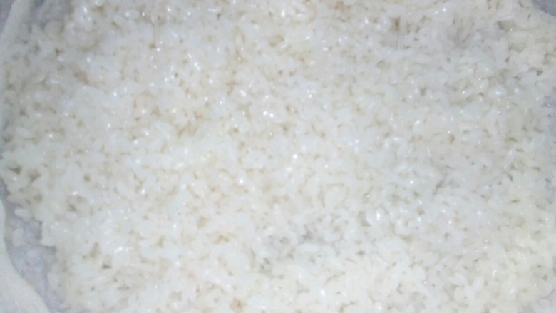 香煎烧卖,<a style='color:red;display:inline-block;' href='/shicai/ 498'>糯米</a>洗净,泡一晚,上锅蒸三十分钟。