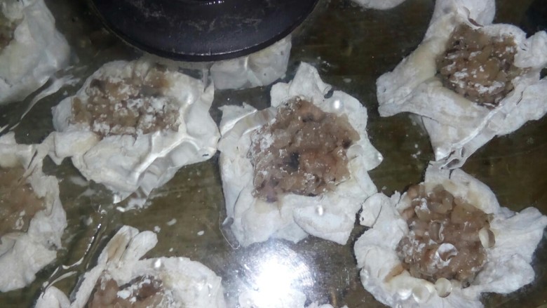 香煎烧卖,烧卖放入蒸笼,开水上锅蒸十五分钟。