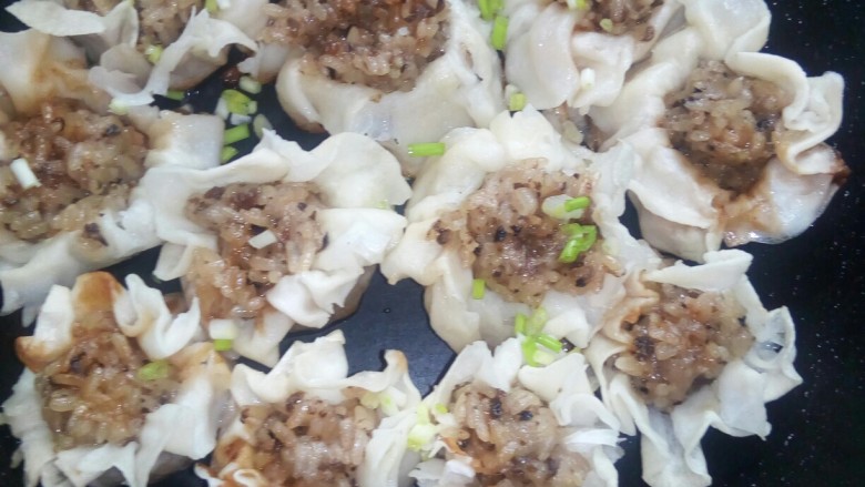 香煎烧卖,撒上葱花,关火。