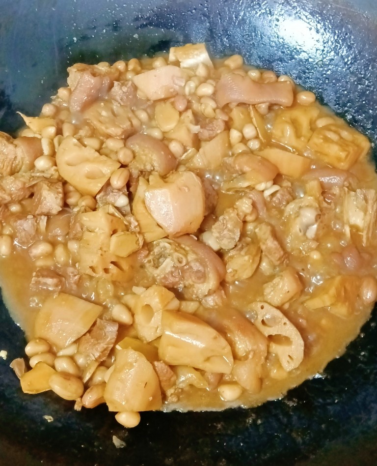 莲藕炖猪蹄,最后再倒回锅中,大火收汁