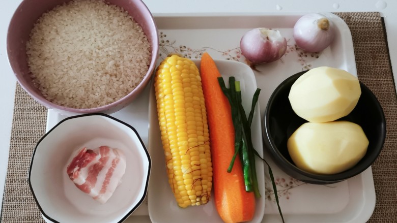 五花肉焖饭,食材准备好了。