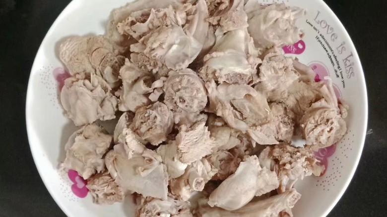 电饭煲冬瓜焖鸭,捞出用温水清洗干净,装盘待用