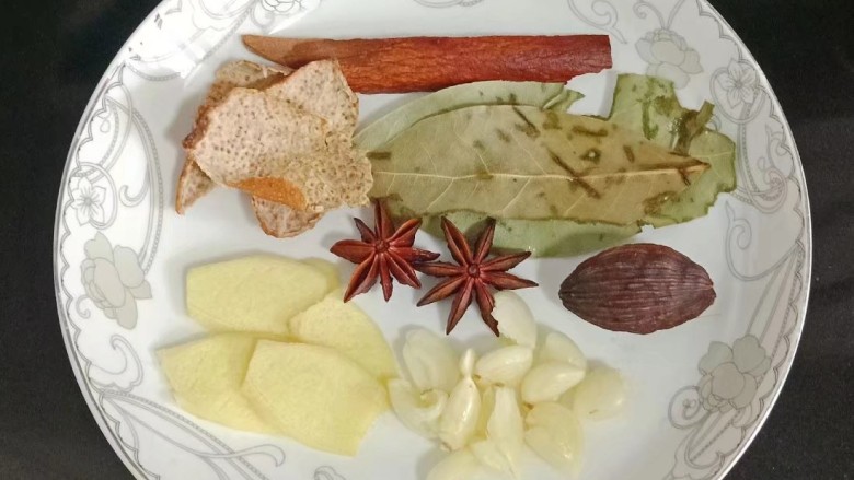 电饭煲冬瓜焖鸭,准备好所需的香料,<a style='color:red;display:inline-block;' href='/shicai/ 3766'>草果</a>拍扁