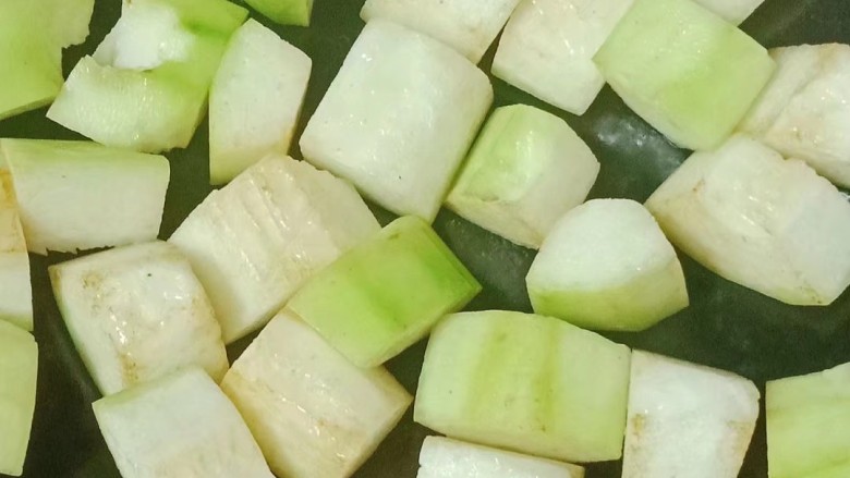 电饭煲冬瓜焖鸭,锅烧热无需放油,倒入冬瓜炒至稍稍变色
