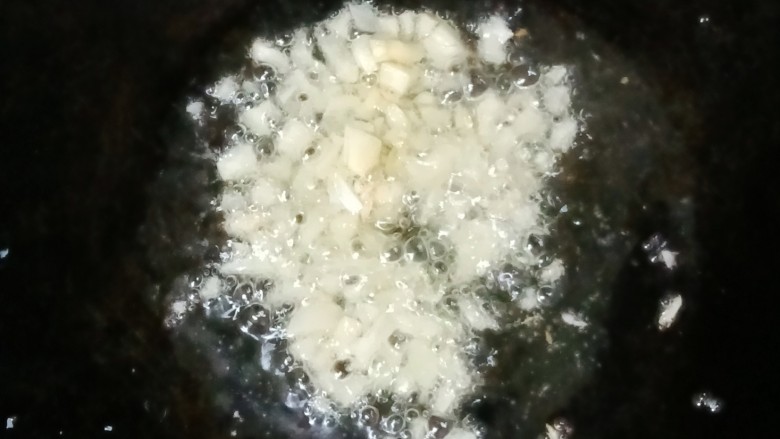 韭菜豆芽炒粉丝,另热锅下油,放入蒜末爆香