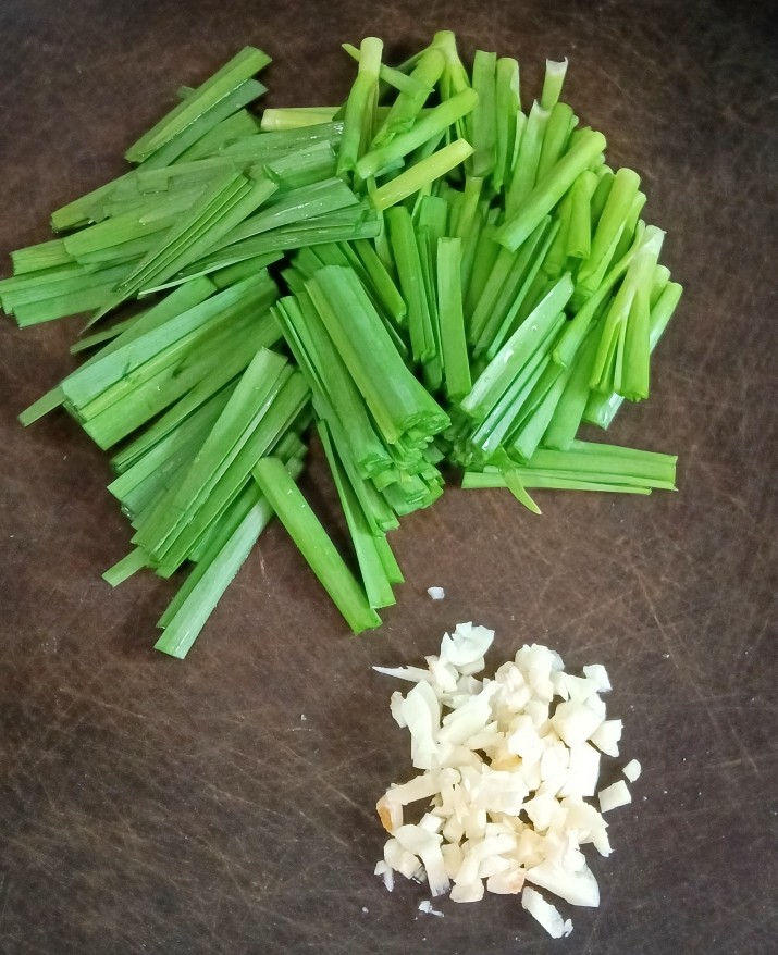韭菜豆芽炒粉丝,<a style='color:red;display:inline-block;' href='/shicai/ 116'>韭菜</a>洗净切段,大蒜去衣切末