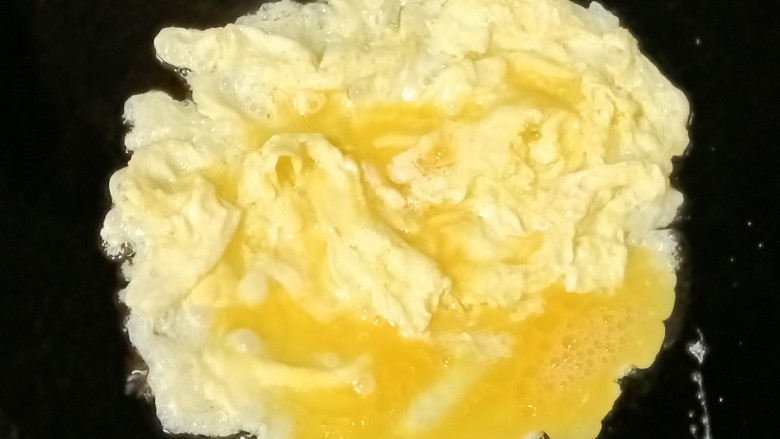 韭菜豆芽炒粉丝,热锅下油,倒入蛋液划散,盛出碗中待用