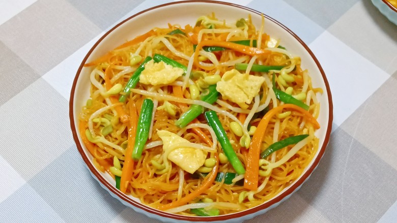 韭菜豆芽炒粉丝,一道美味的韭菜豆芽炒粉丝就做好了~