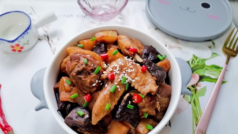 土豆香菇焖鸡,拍上成品图,一道美味又营养的土豆香菇焖鸡就完成了。