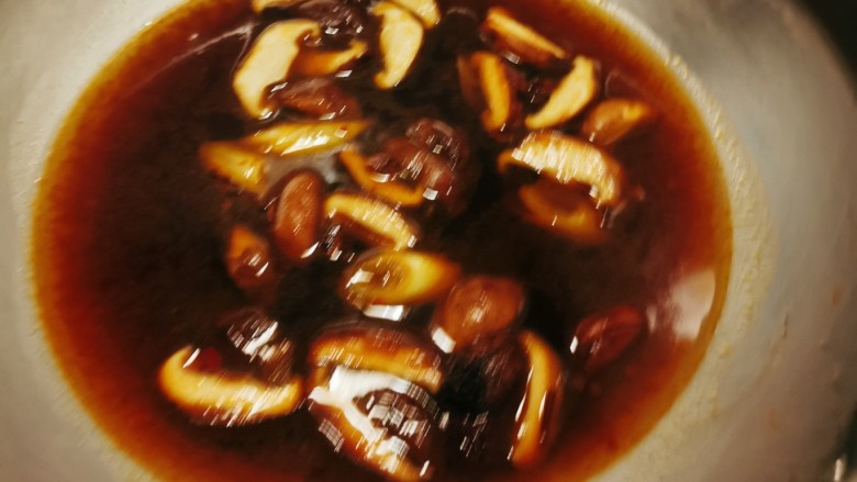 土豆香菇焖鸡,炒出香味放入香菇翻炒,放入酱油提味,加入400克清水烧开。