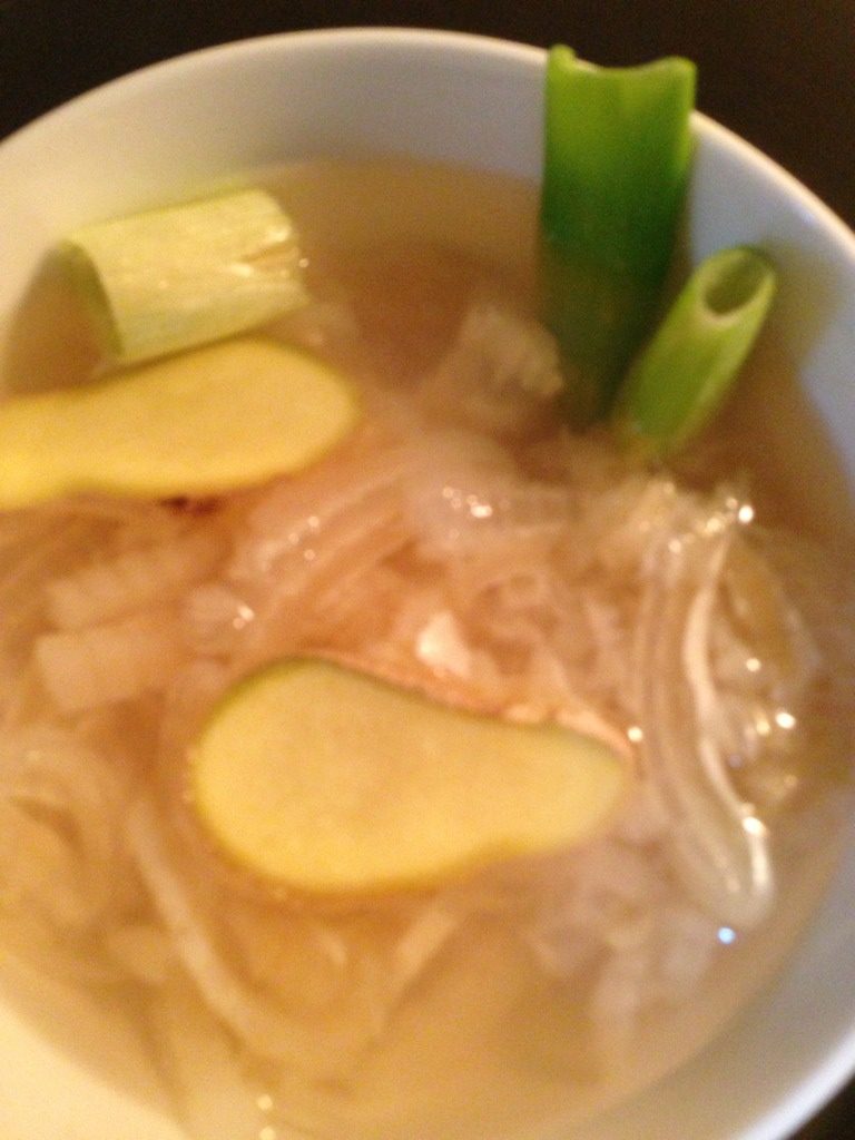 在家自做佛跳墙,发好的<a style='color:red;display:inline-block;' href='/shicai/ 402'>鱼翅</a>加葱段姜片一勺料酒,用清水焖十分钟捞出备用。
