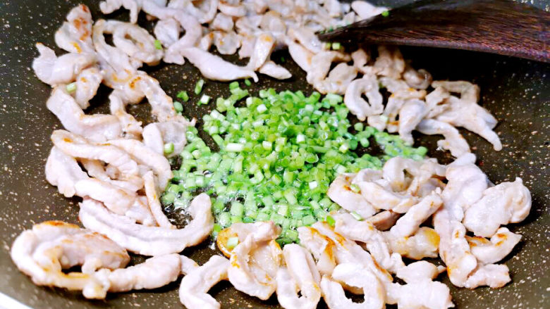 韭菜豆芽炒粉丝,炒至猪背筋表皮金黄,锅中下少许油炒香韭菜头