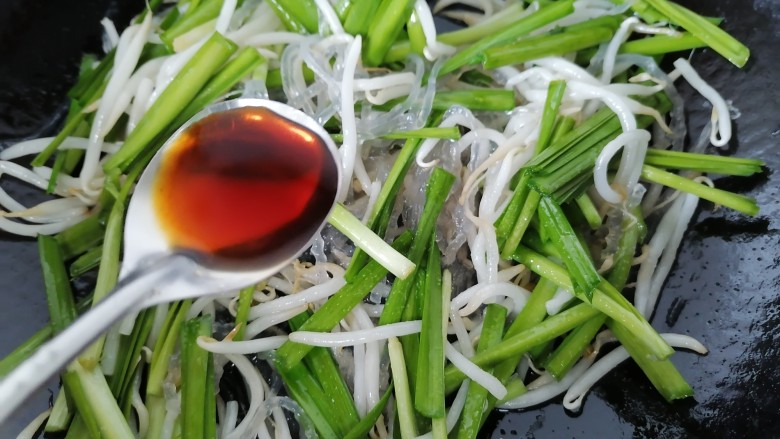 韭菜豆芽炒粉丝,加入一勺<a style='color:red;display:inline-block;' href='/shicai/ 788'>生抽</a>