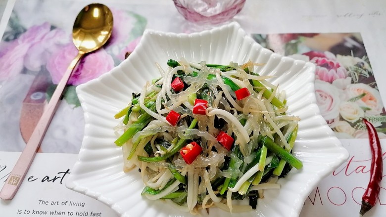 韭菜豆芽炒粉丝,拍上成品图,一道清爽可口的韭菜豆芽炒粉丝就完成了。