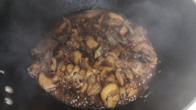 青红椒炒鸡块,依次加入生抽2勺,老抽一勺,黄酒一勺,加热水翻炒