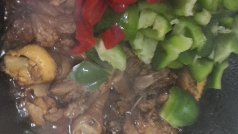 青红椒炒鸡块,等水只有一半了,加入青红椒