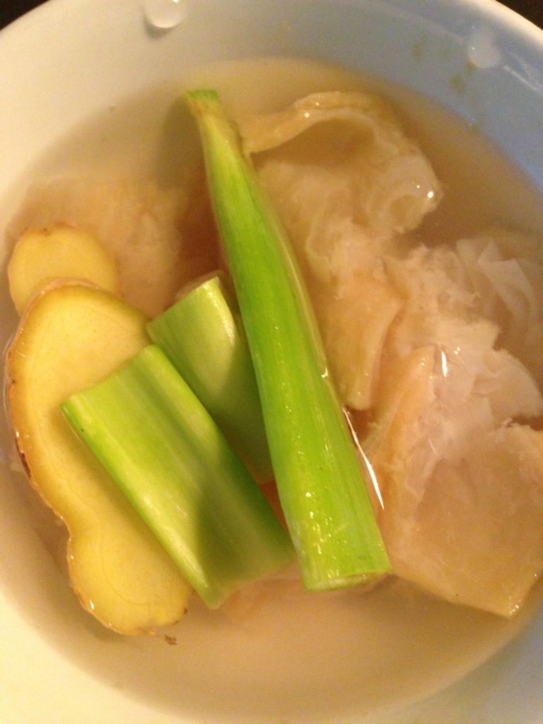 在家自做佛跳墙,发好的<a style='color:red;display:inline-block;' href='/shicai/ 1613'>鱼唇</a>,加葱段姜片一勺料酒,用沸水煮十分钟后捞出备用。
