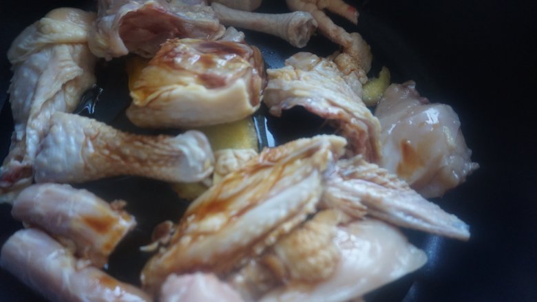土豆香菇焖鸡,倒入30ml生抽(六月鲜特级原汁酱油)