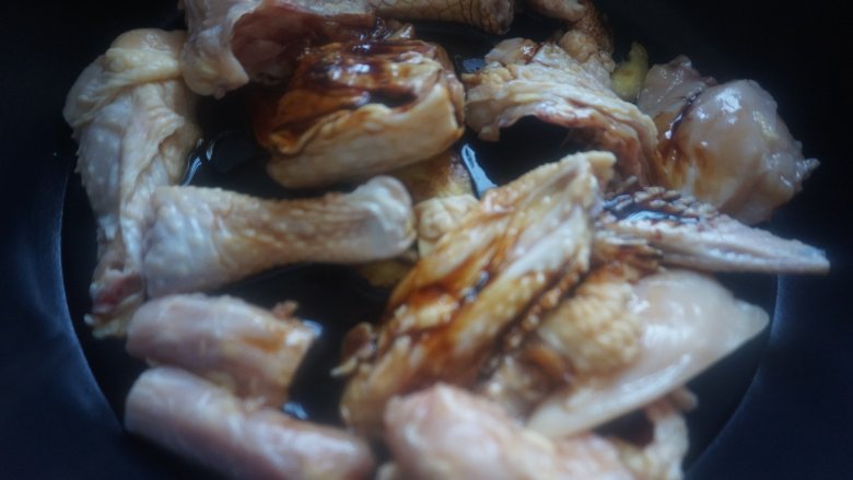 土豆香菇焖鸡,倒入30ml老抽(六月鲜红烧酱油)