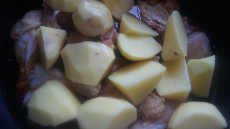 土豆香菇焖鸡,放入土豆块