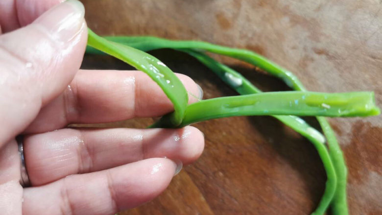 酱香鸡佐麻花豇豆,撕开豇豆