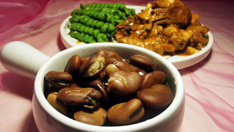 酱香鸡佐麻花豇豆,七夕吃丰盛一些,蚕豆是用来分享左邻右舍的,麻花豇豆与鸡肉自家大块朵颐。
