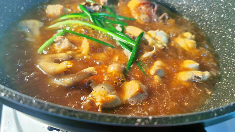 酱香鸡佐麻花豇豆,加水,浸过所有食材,大火烧开,小火焖煮