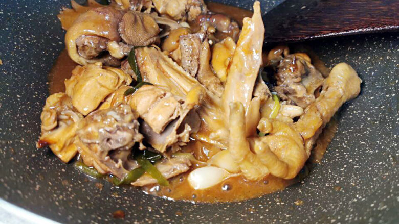 酱香鸡佐麻花豇豆,焖煮至收汁即可。(公鸡肉质扎实,要多煮一会儿)