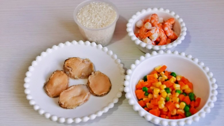 番茄海鲜饭,准备食材,鲜虾我提前水煮后剥<a style='color:red;display:inline-block;' href='/shicai/ 287'>虾仁</a>的。