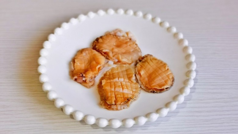 番茄海鲜饭,小<a style='color:red;display:inline-block;' href='/shicai/ 203'>鲍鱼</a>清洗干净,切花刀。