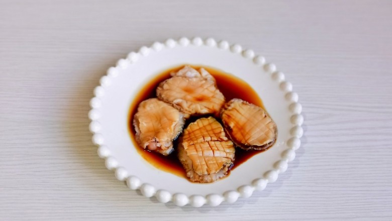 番茄海鲜饭,加入<a style='color:red;display:inline-block;' href='/shicai/ 718'>料酒</a>,酱油抓拌均匀,腌制10分钟。